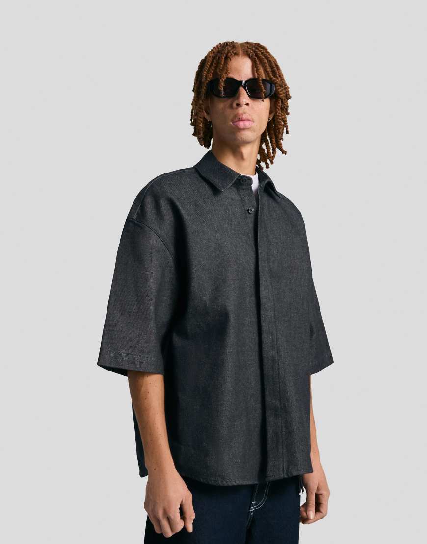 Bershka - Kurzärmliges, kastiges Hemd in Blau-Marineblau Bershka - Kurzärmliges, kastiges Hemd in Blau-Marineblau von Bershka