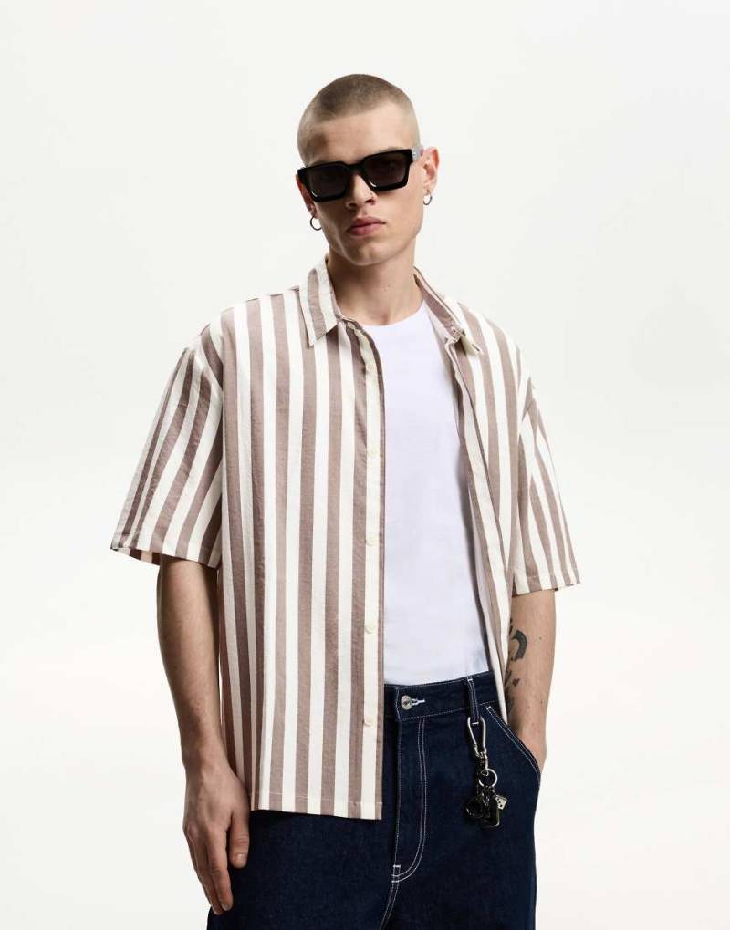 Bershka - Kurzärmliges, locker geschnittenes Hemd in Beige und Weiß-Braun von Bershka