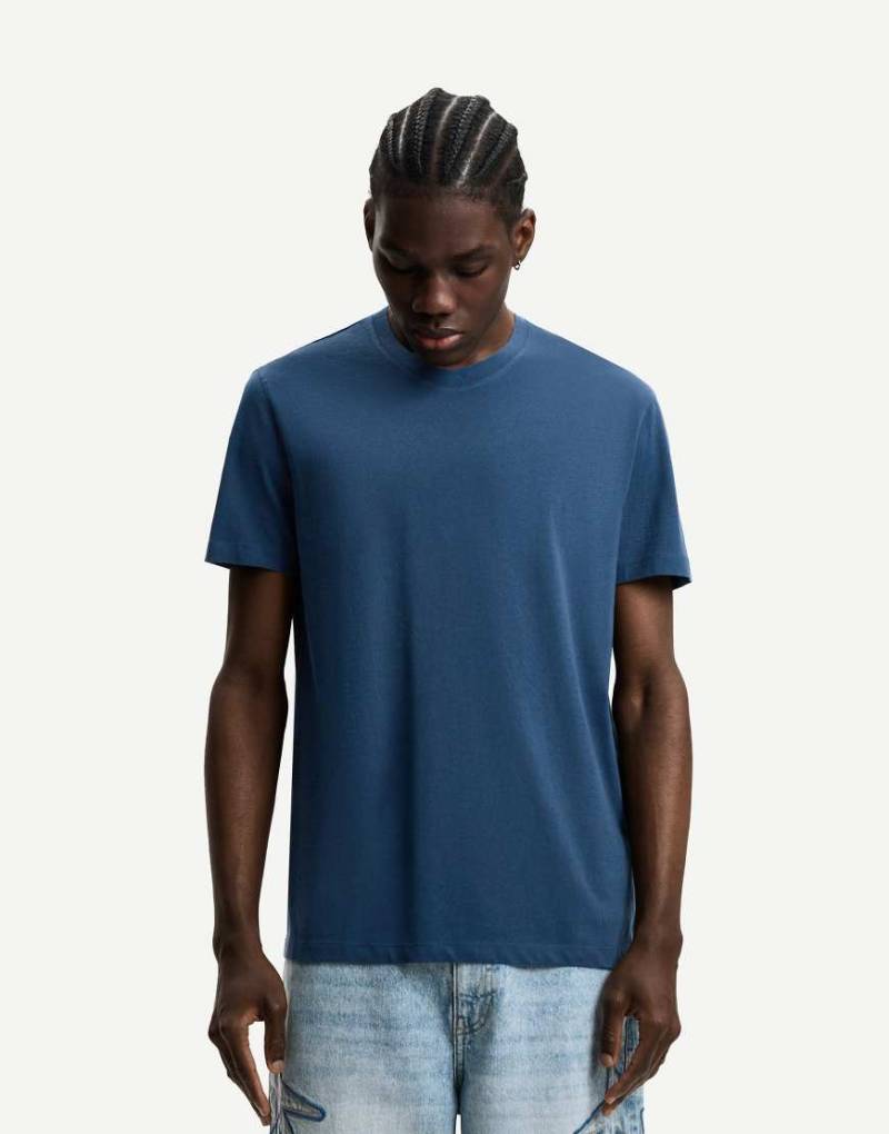 Bershka - Kurzärmliges Basic-T-Shirt in Jeansblau von Bershka
