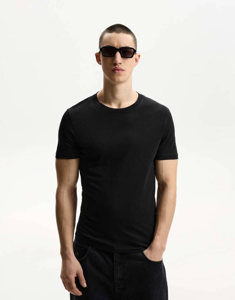 Bershka - Kurzärmliges Basic-T-Shirt in Schwarz Bershka - Kurzärmliges Basic-T-Shirt in Schwarz von Bershka