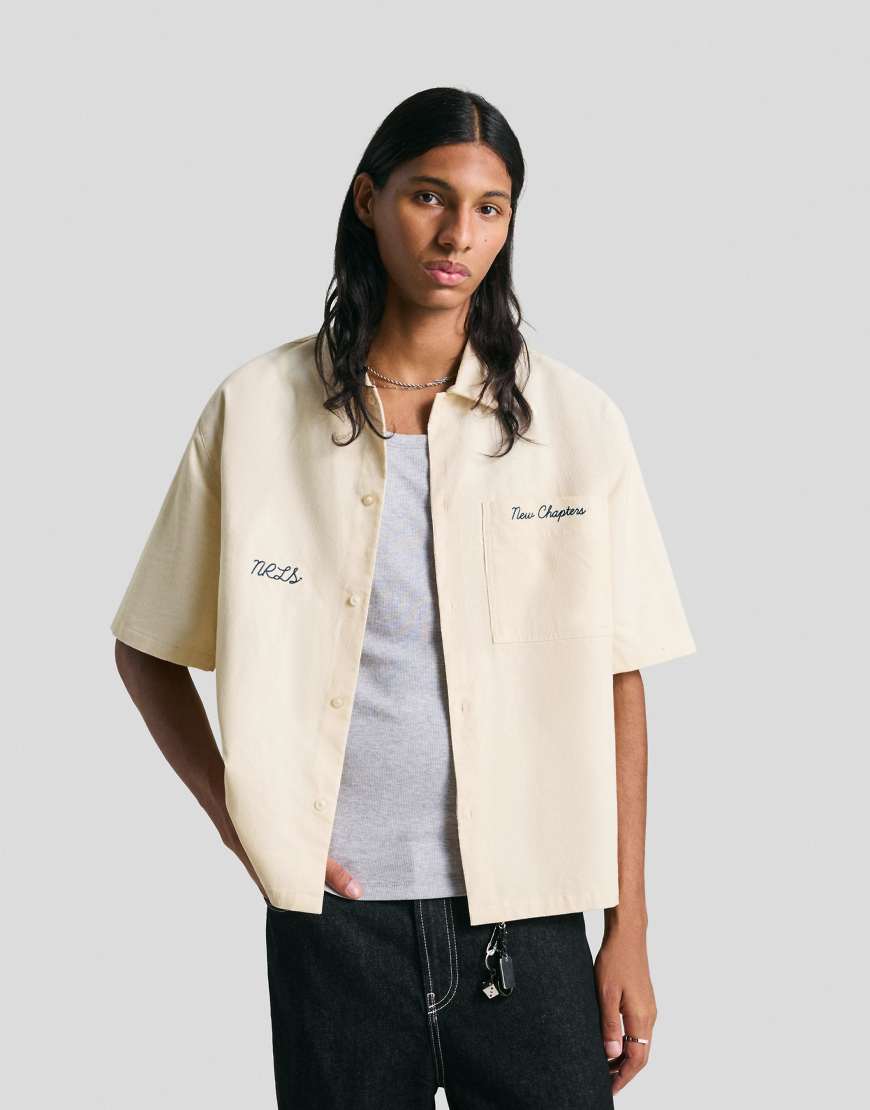 Bershka - Kurzärmliges Hemd aus Cord in Ecru mit Stickerei-Weiß von Bershka