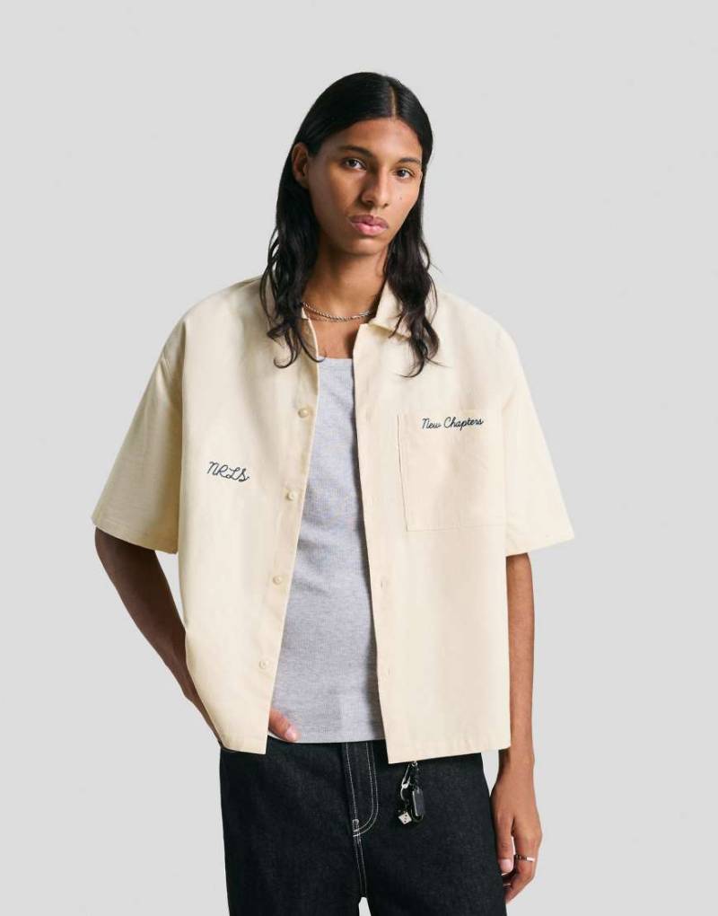 Bershka - Kurzärmliges Hemd aus Cord in Ecru mit Stickerei-Weiß von Bershka