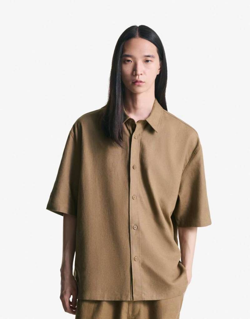 Bershka - Kurzärmliges Hemd aus Leinenmix in Camel-Neutral von Bershka