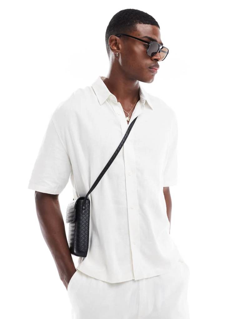 Bershka - Kurzärmliges Hemd aus Leinenmix in Weiß von Bershka