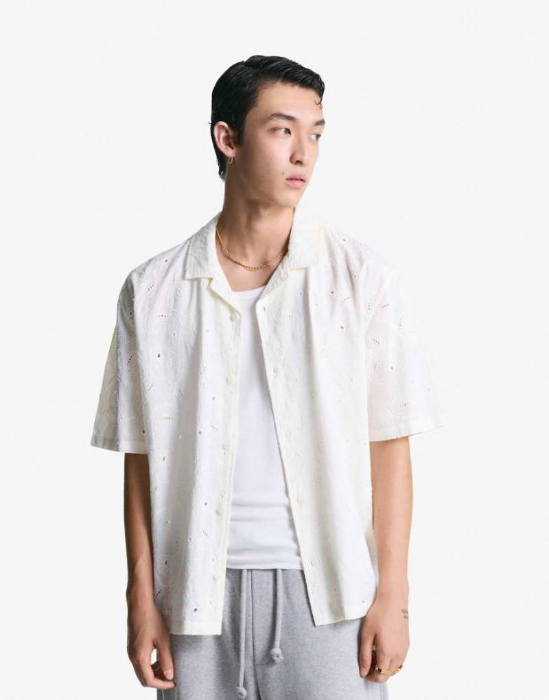 Bershka - Kurzärmliges Hemd in Beige mit Blumenstickerei-Neutral von Bershka