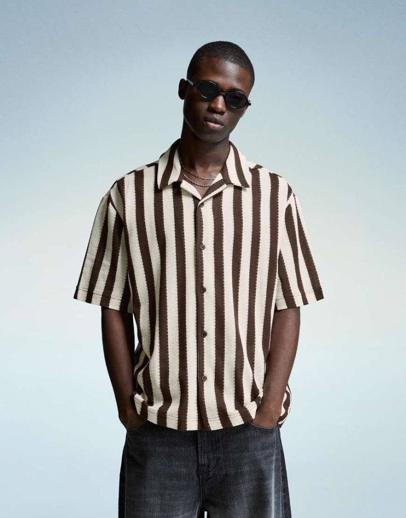 Bershka - Kurzärmliges Hemd in Braun mit rustikalen Streifen-Brown von Bershka