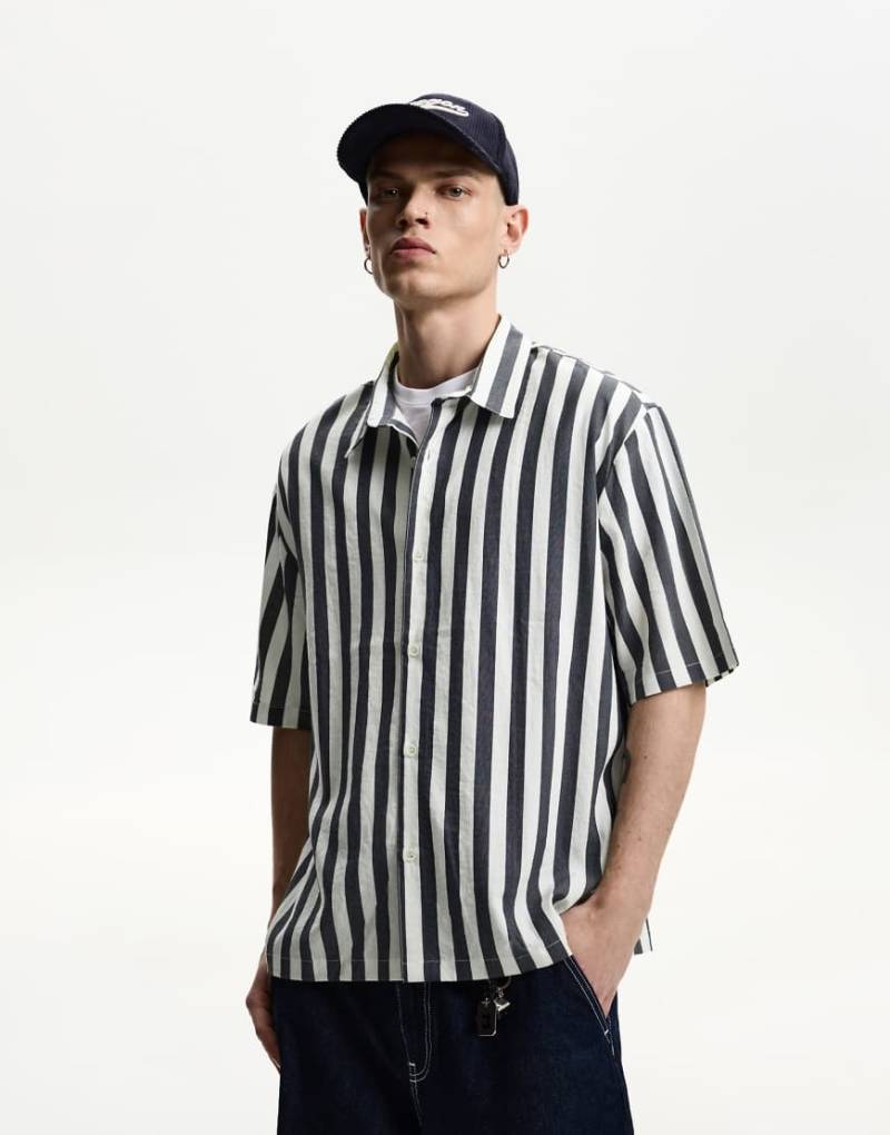 Bershka - Kurzärmliges Hemd in Grau und Schwarz mit lockerem Schnitt von Bershka