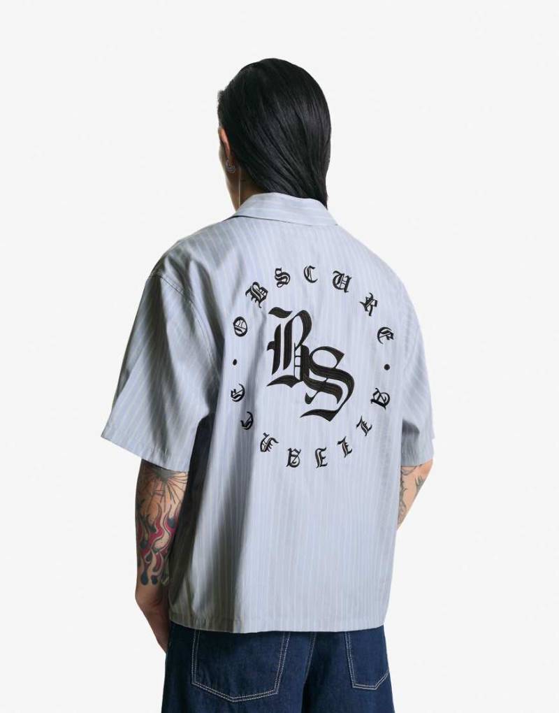 Bershka - Kurzärmliges Hemd in Jeansblau mit Stickerei von Bershka