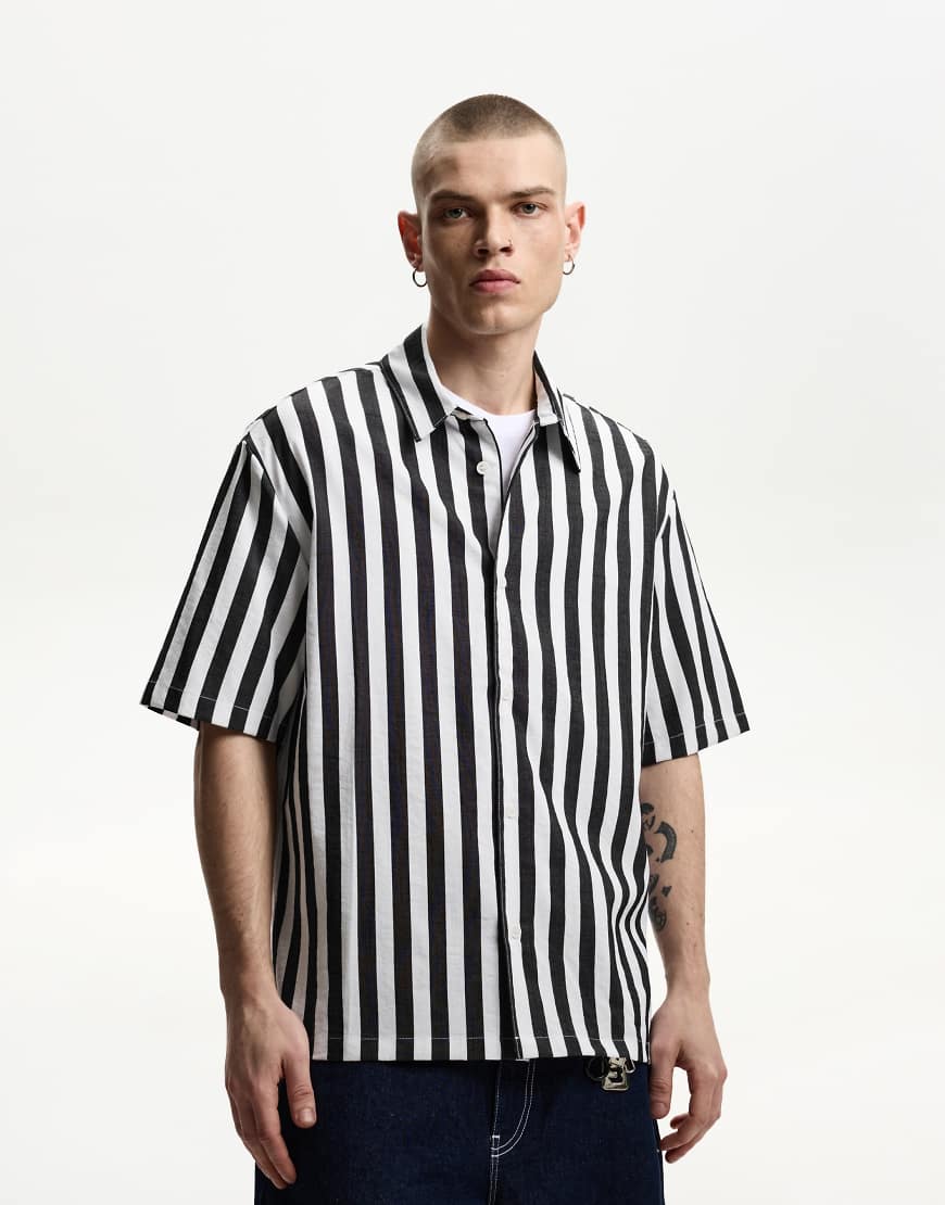 Bershka - Kurzärmliges Hemd in Schwarz-Weiß mit lockerem Schnitt-Bunt von Bershka