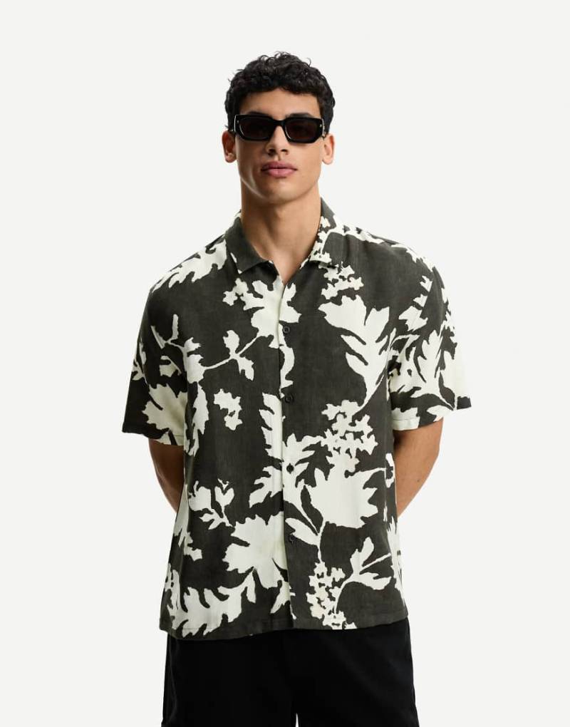 Bershka - Kurzärmliges Hemd in Schwarz mit Print von Bershka