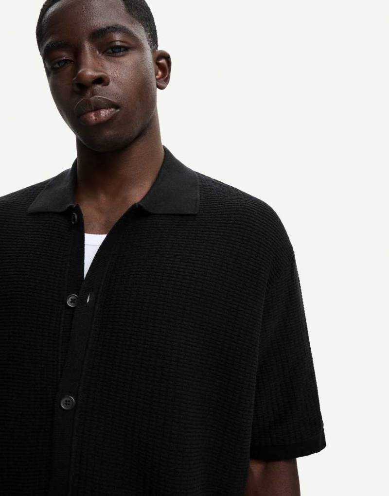 Bershka - Kurzärmliges Hemd in Schwarz mit Strukturmuster von Bershka