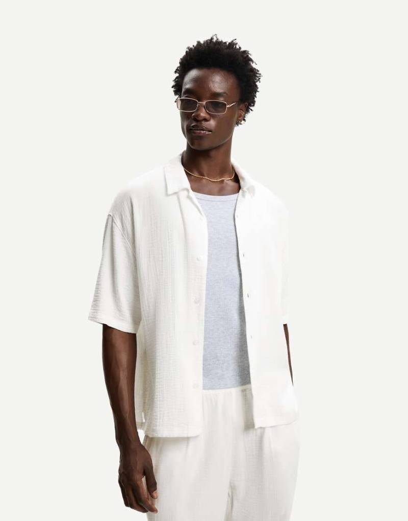 Bershka - Kurzärmliges Hemd in Weiß mit Strukturmuster von Bershka