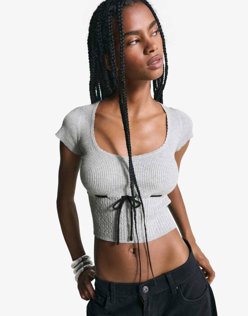 Bershka - Kurzärmliges Oberteil in Grau mit Zopfstrickmuster und Bindeband von Bershka