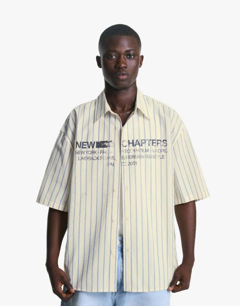 Bershka - Kurzärmliges Oversize-Hemd in Weiß mit Print von Bershka