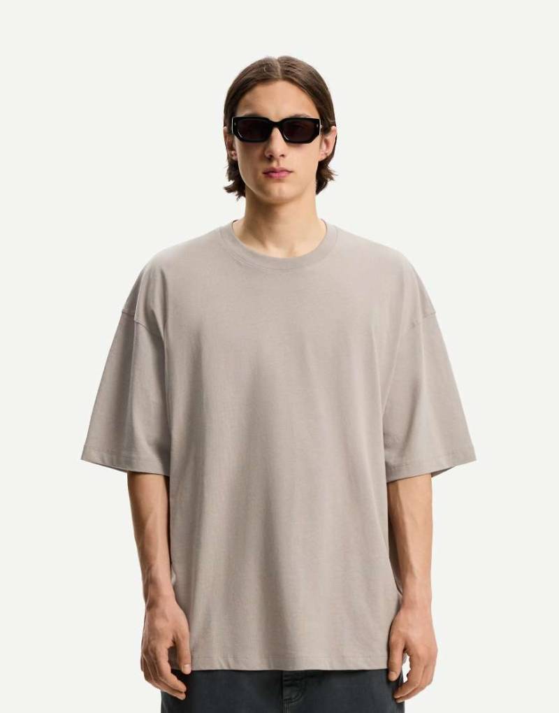Bershka - Kurzärmliges Oversize-T-Shirt in Grau Bershka - Kurzärmliges Oversize-T-Shirt in Grau von Bershka