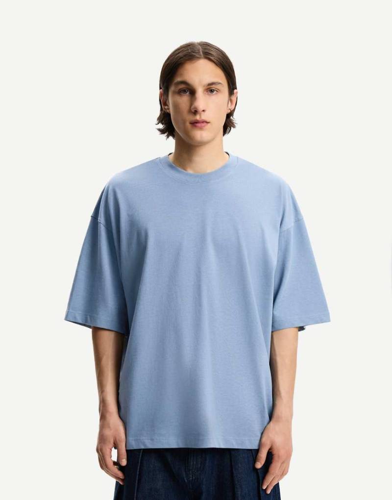 Bershka - Kurzärmliges Oversize-T-Shirt in Mittelblau Bershka - Kurzärmliges Oversize-T-Shirt in Mittelblau von Bershka