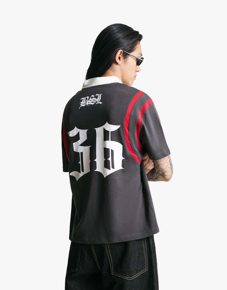 Bershka - Kurzärmliges Polohemd in Grau-Anthrazit mit Print von Bershka