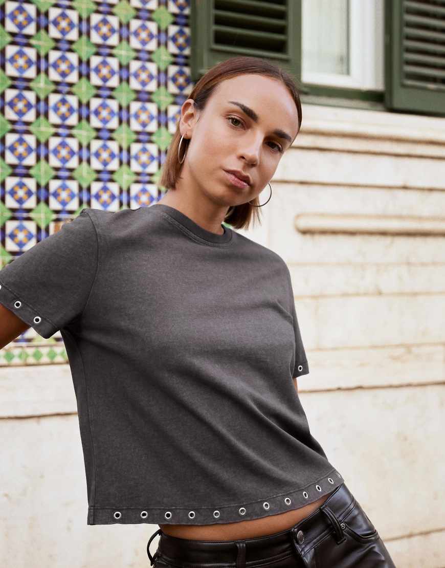 Bershka - Kurzärmliges T-Shirt in Braun mit Ösen-Brown von Bershka