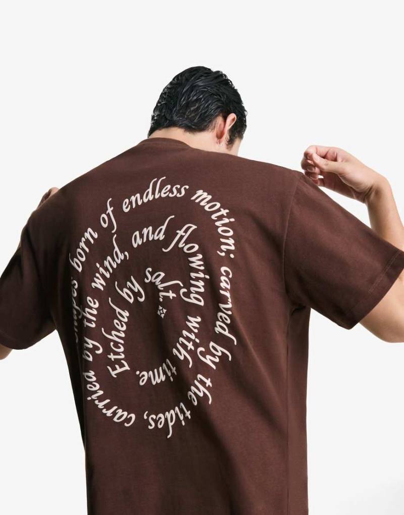 Bershka - Kurzärmliges T-Shirt in Braun mit Print-Brown Bershka - Kurzärmliges T-Shirt in Braun mit Print-Brown von Bershka