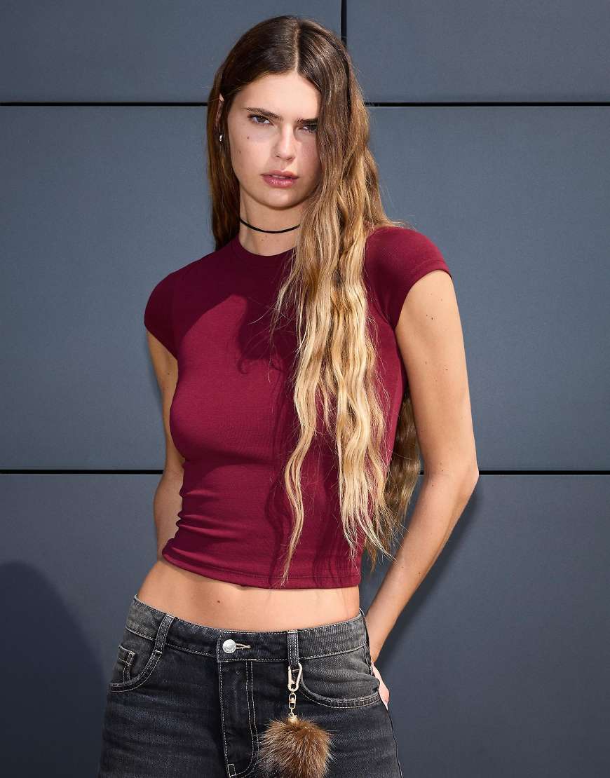 Bershka - Kurzärmliges T-Shirt in Burgunderrot mit Rundhalsausschnitt von Bershka