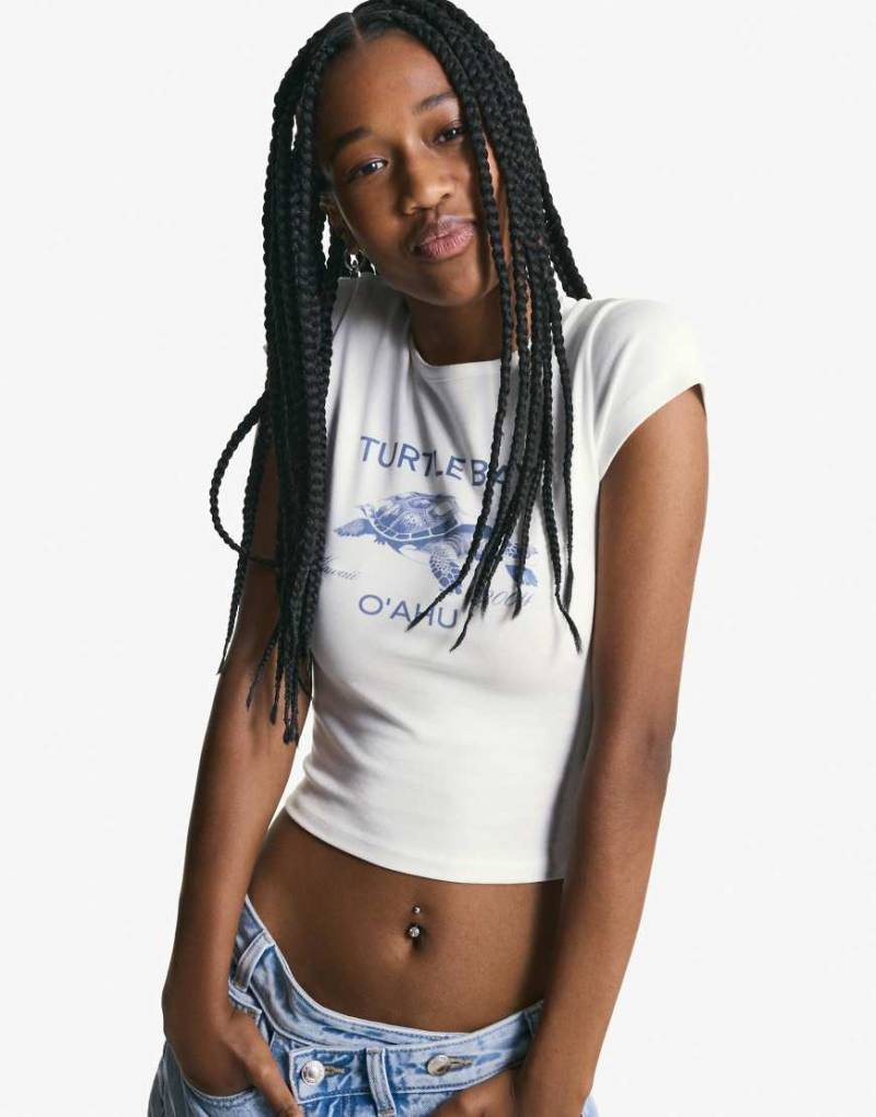 Bershka - Kurzärmliges T-Shirt in Ecruweiß mit Print von Bershka