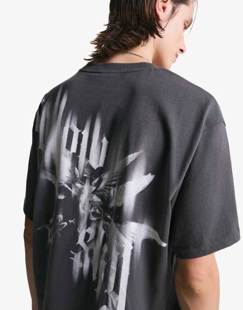 Bershka - Kurzärmliges T-Shirt in Grau mit Print von Bershka