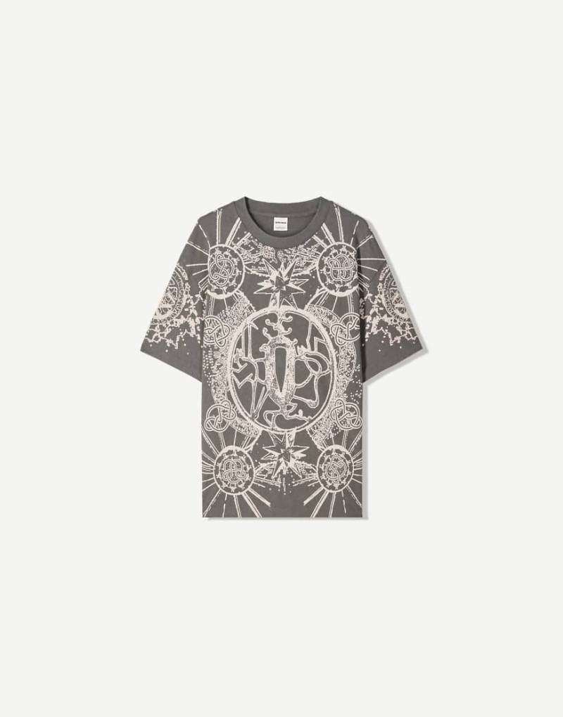 Bershka - Kurzärmliges T-Shirt in Grau mit Print Bershka - Kurzärmliges T-Shirt in Grau mit Print von Bershka