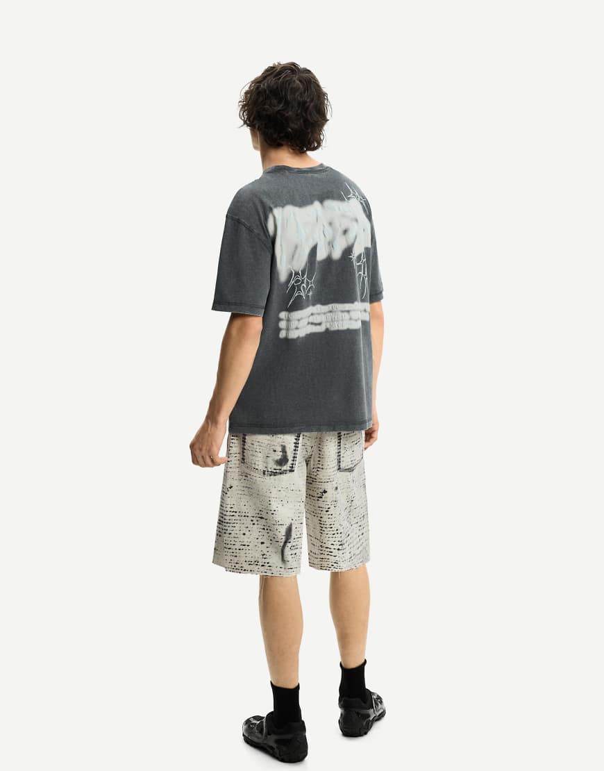 Bershka - Kurzärmliges T-Shirt in Grau mit Print von Bershka