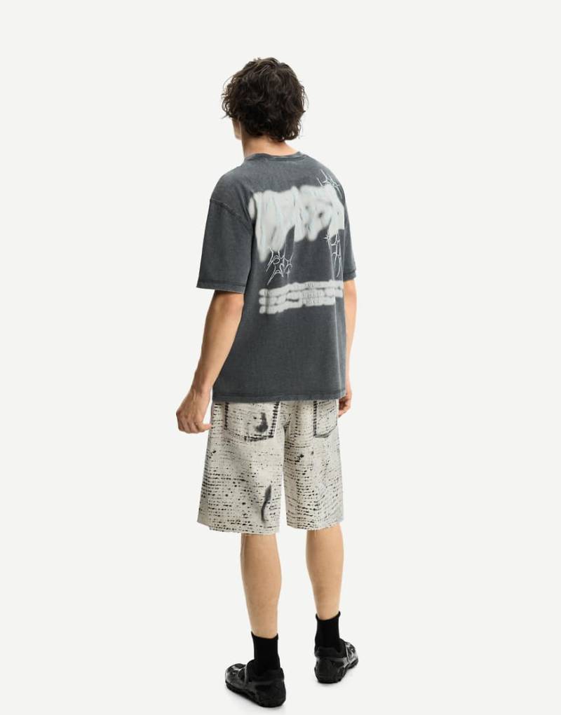 Bershka - Kurzärmliges T-Shirt in Grau mit Print Bershka - Kurzärmliges T-Shirt in Grau mit Print von Bershka