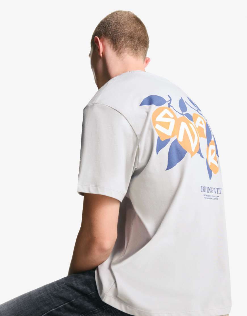 Bershka - Kurzärmliges T-Shirt in Hellblau mit Print von Bershka