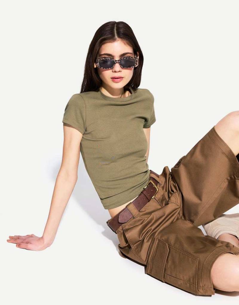 Bershka - Kurzärmliges T-Shirt in Khaki mit Rundhalsausschnitt-Grün von Bershka