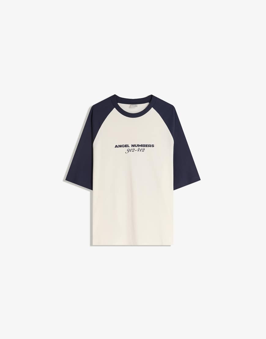 Bershka - Kurzärmliges T-Shirt in Marineblau mit Print von Bershka