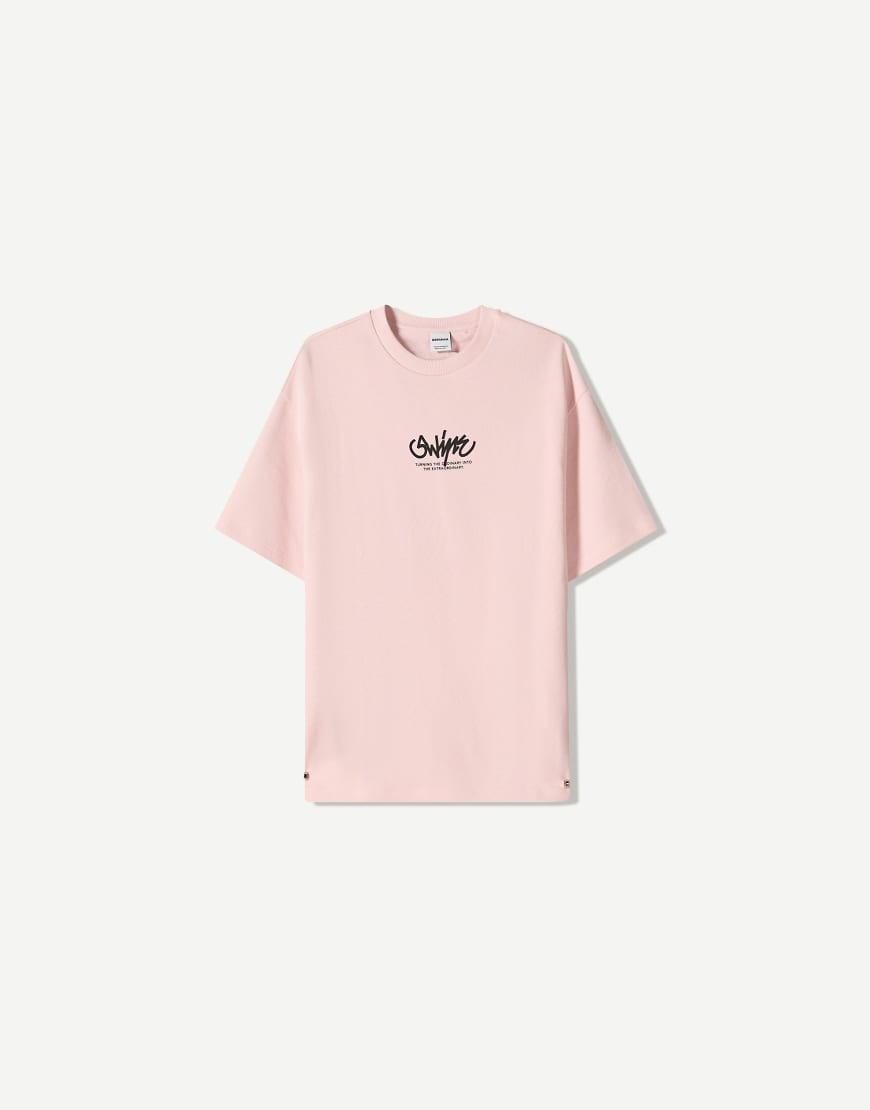 Bershka - Kurzärmliges T-Shirt in Rosa mit Print von Bershka