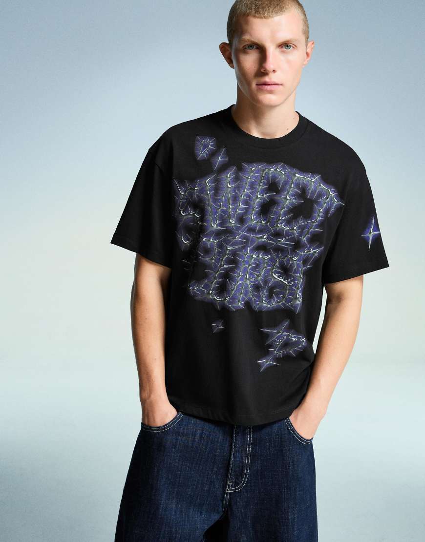 Bershka - Kurzärmliges T-Shirt in Schwarz mit Print von Bershka