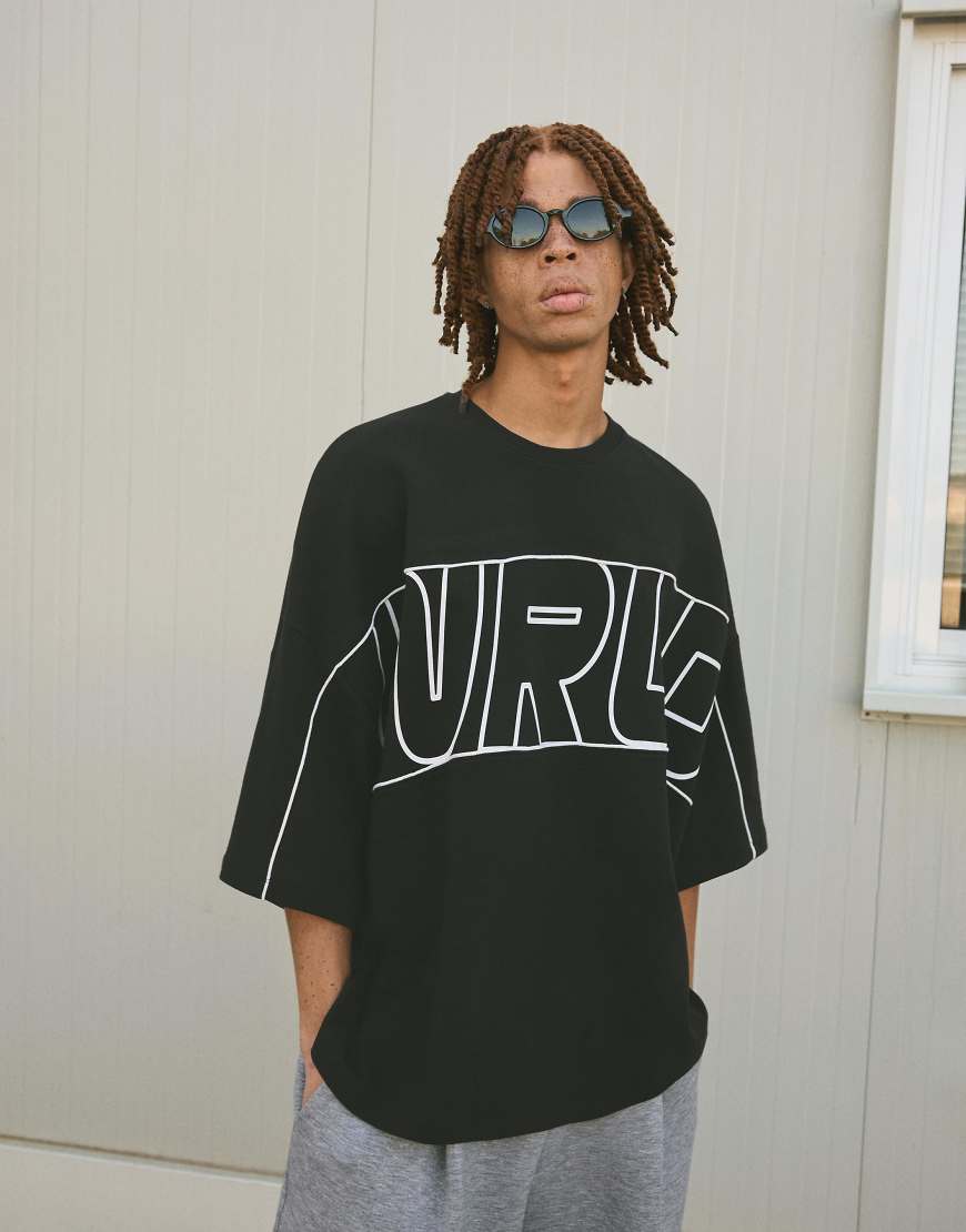 Bershka - Kurzärmliges T-Shirt in Schwarz mit Print von Bershka