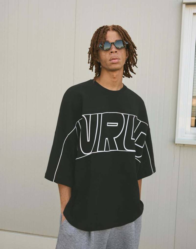 Bershka - Kurzärmliges T-Shirt in Schwarz mit Print von Bershka