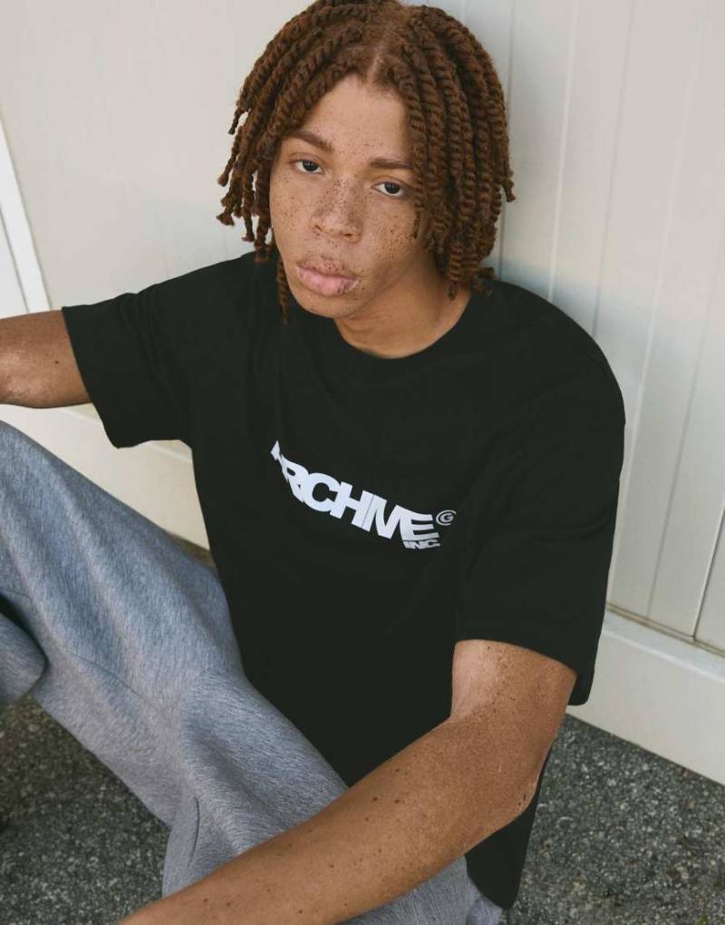 Bershka - Kurzärmliges T-Shirt in Schwarz mit Print von Bershka