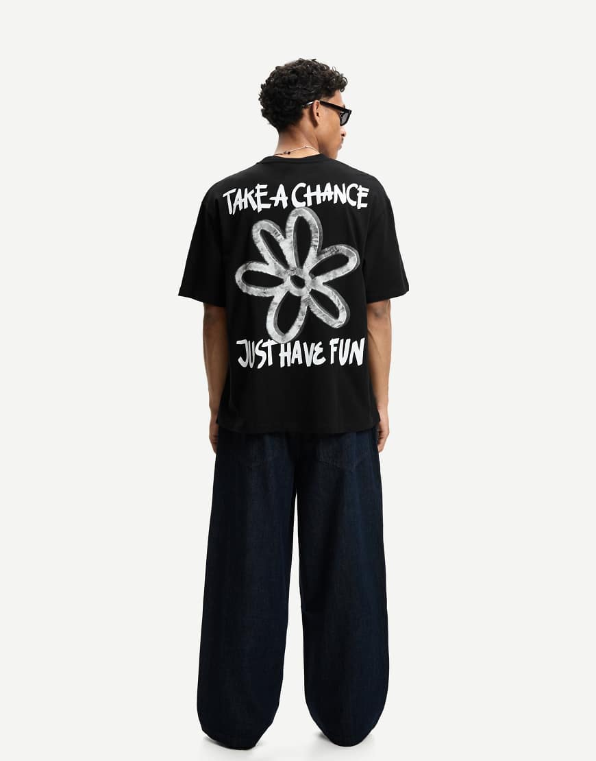 Bershka - Kurzärmliges T-Shirt in Schwarz mit Print von Bershka