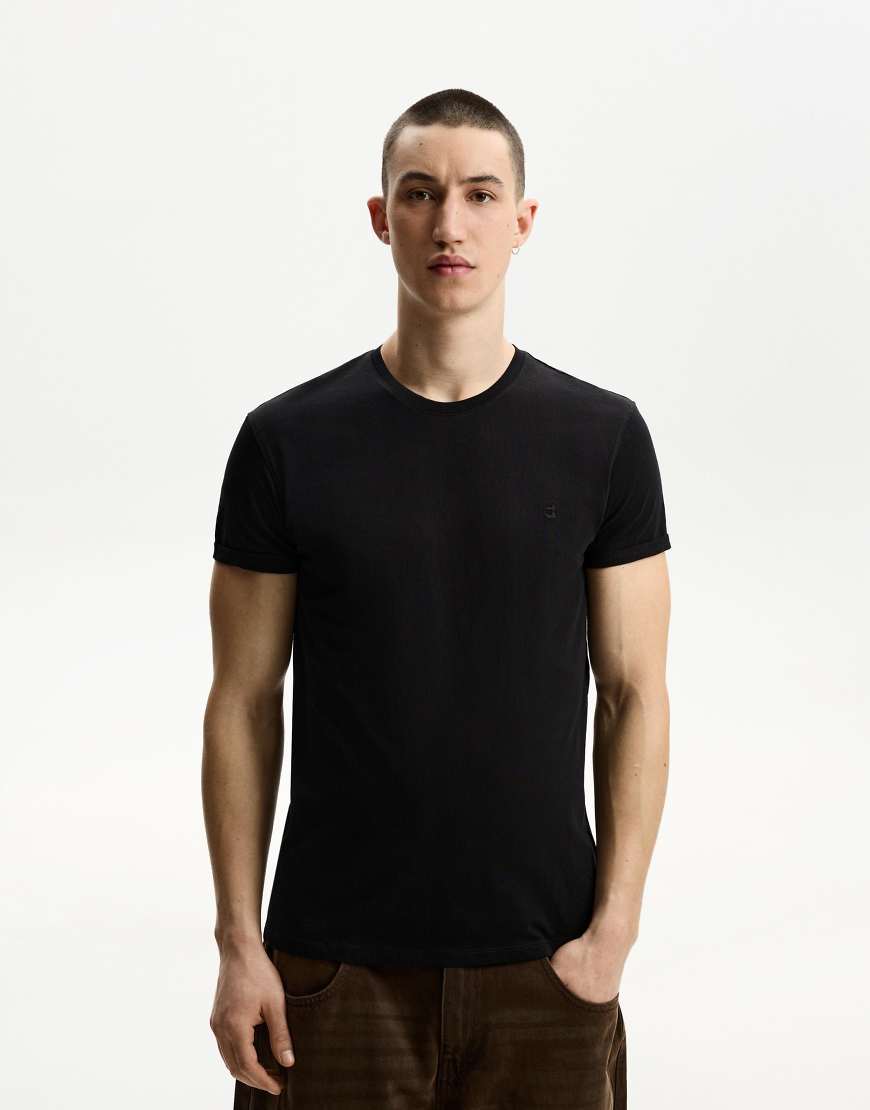 Bershka - Kurzärmliges T-Shirt in Schwarz mit Stickerei und umgeschlagenen Ärmeln von Bershka