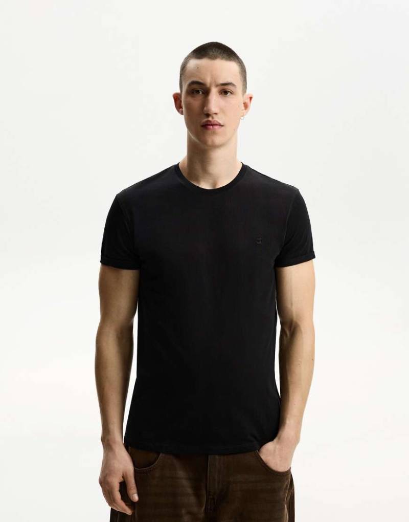 Bershka - Kurzärmliges T-Shirt in Schwarz mit Stickerei und umgeschlagenen Ärmeln von Bershka