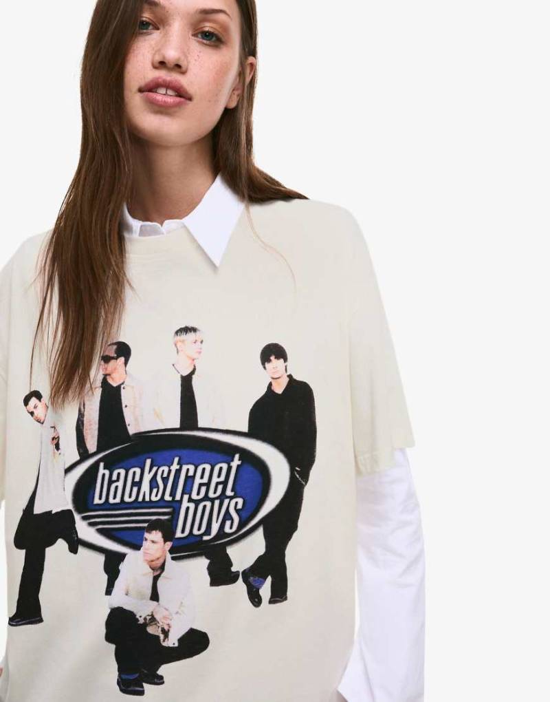 Bershka - Kurzärmliges T-Shirt in Weiß mit „Backstreet Boys"-Print von Bershka