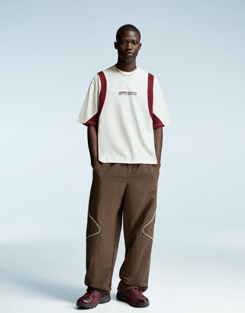 Bershka - Kurzärmliges T-Shirt in Weiß mit Print und kastigem Schnitt von Bershka