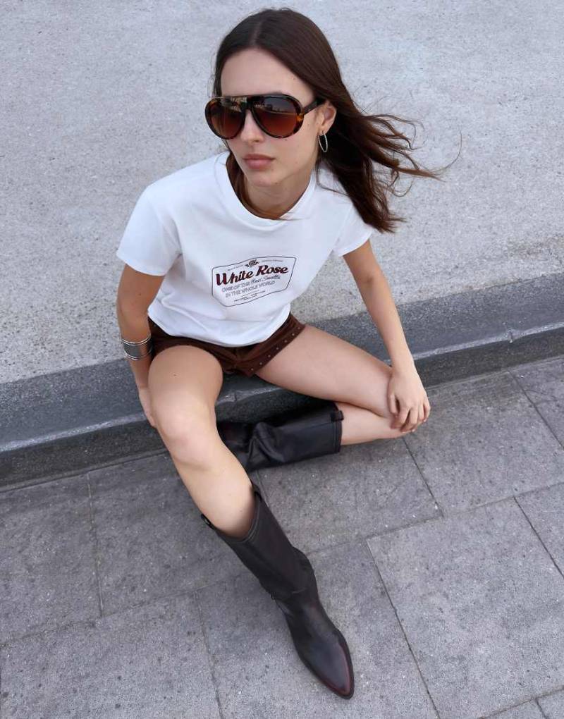 Bershka - Kurzärmliges T-Shirt in Weiß mit Print von Bershka