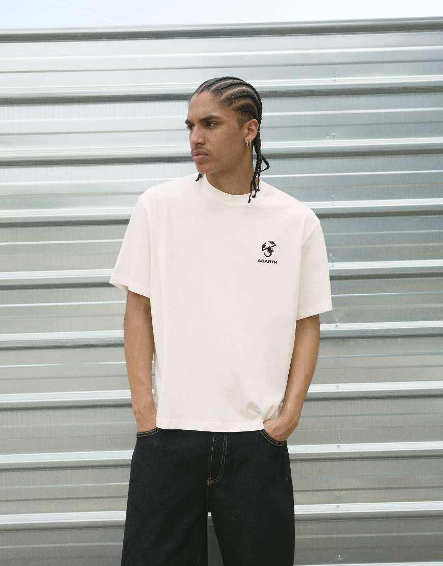 Bershka - Kurzärmliges T-Shirt in Weiß mit Racing-Abarth-Print von Bershka