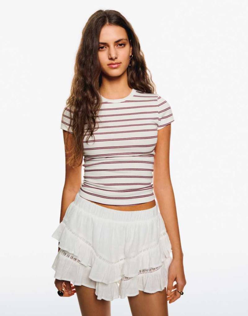 Bershka - Kurzärmliges T-Shirt in Weiß mit Rundhalsausschnitt von Bershka