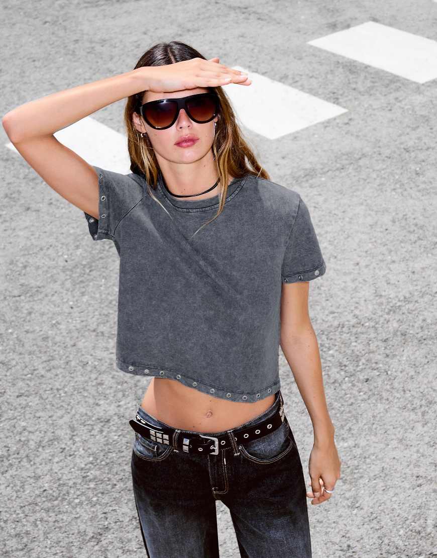 Bershka - Kurzärmliges T-Shirt in gewaschenem Grau mit Ösen von Bershka