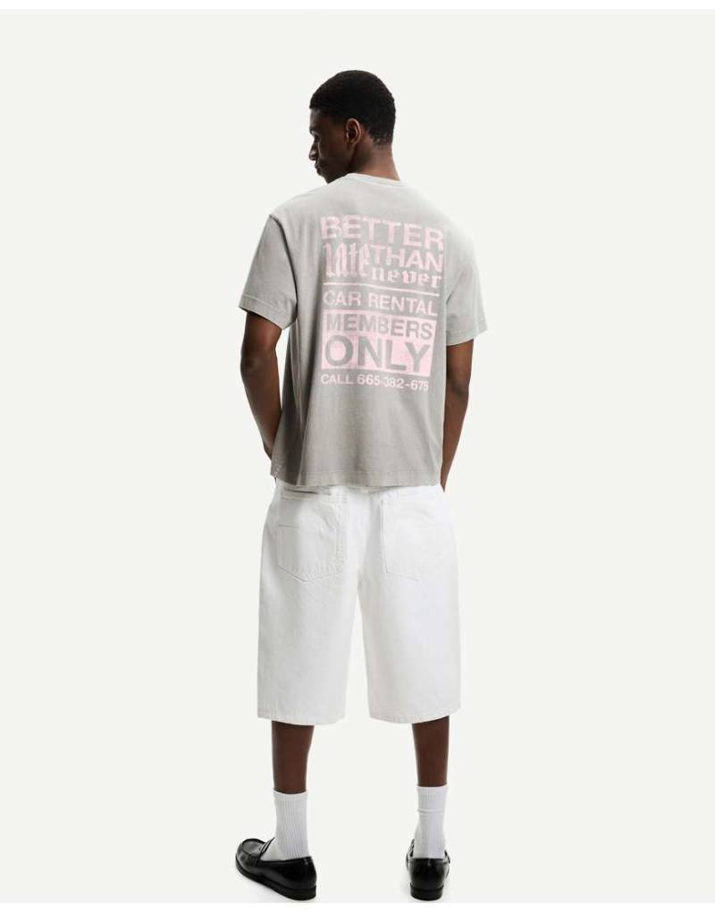 Bershka - Kurzärmliges T-Shirt in gewaschenem Grau mit Print von Bershka