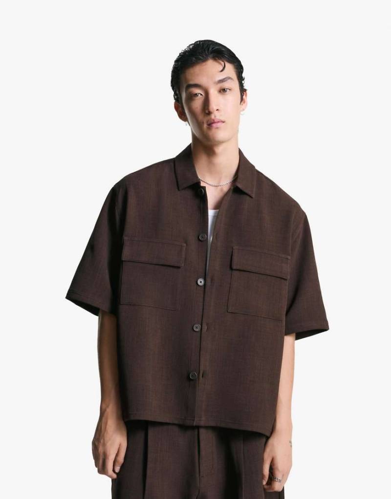 Bershka - Kurzärmliges elegantes Hemd in Braun-Brown von Bershka