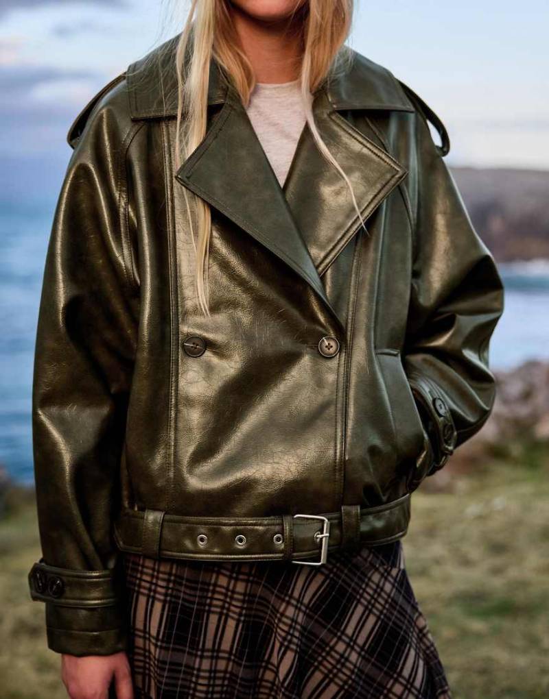 Bershka - Kurze Trench-Jacke aus Kunstleder in Grün von Bershka