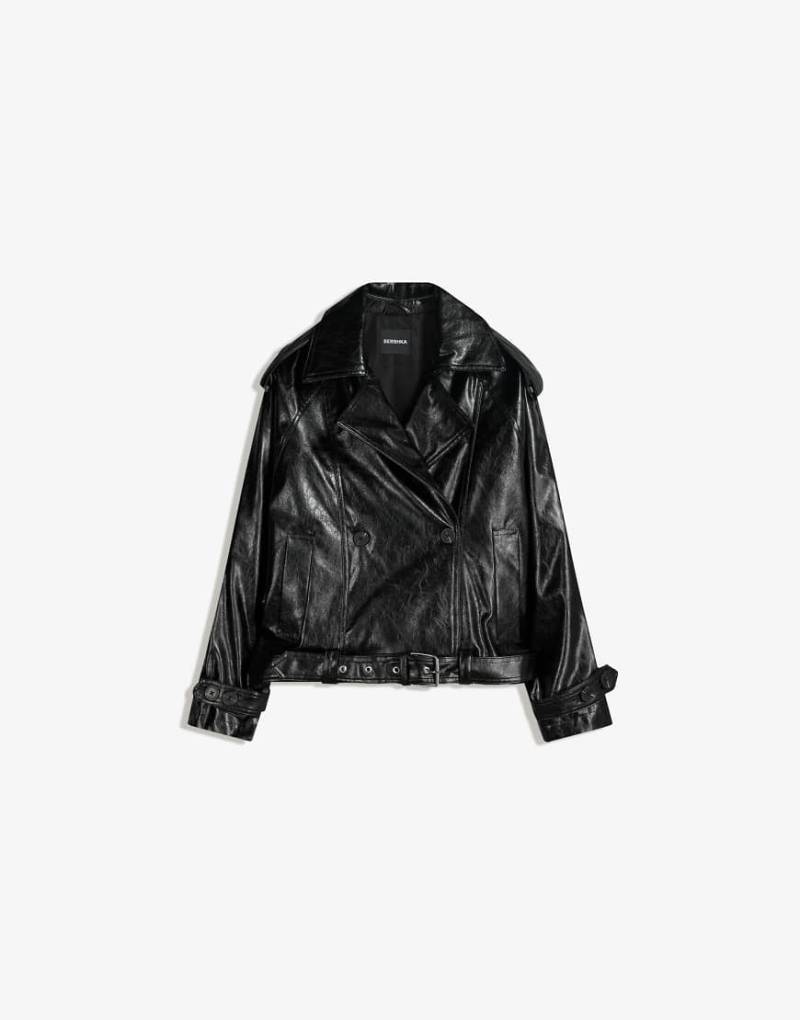 Bershka - Kurze Trench-Jacke aus Kunstleder in Schwarz von Bershka